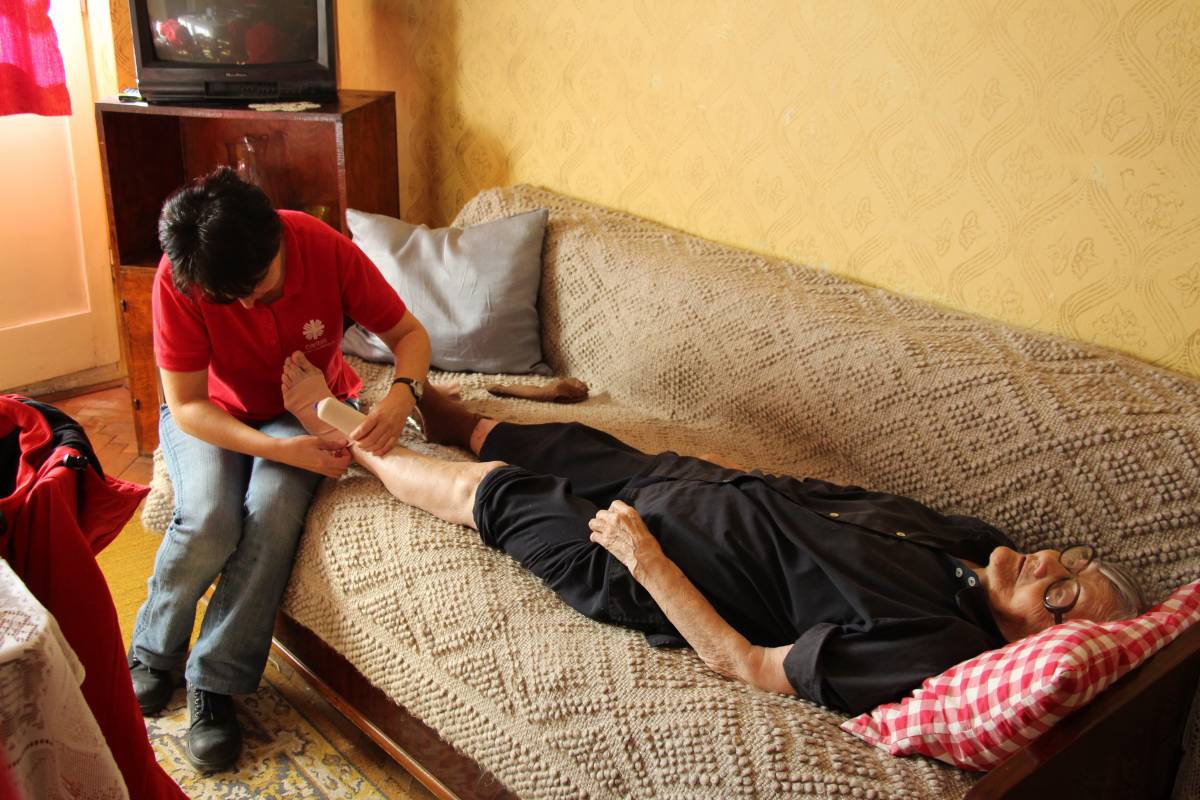 Az állam nem sokat ad az idősgondozásra. A Caritas 12 alkalmazottjától kénytelen megválni. Illusztráció • Fotó: Gyulafehérvári Caritas