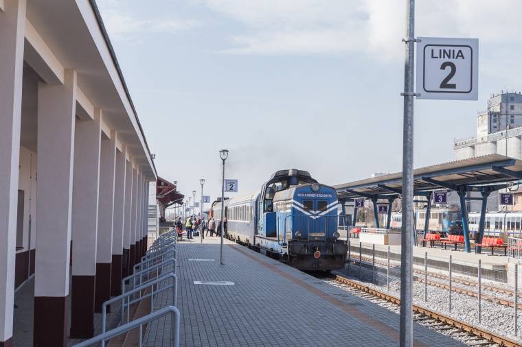 Nem vitték túlzásba: egyetlen magyar felirat a felújított marosvásárhelyi nagyállomáson