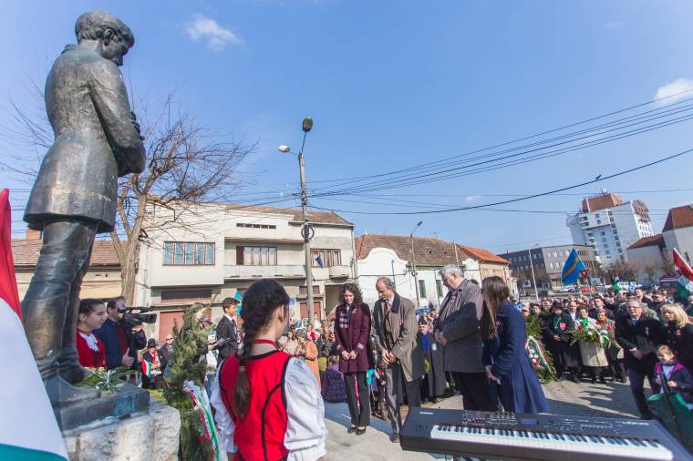Sok-sok fiatallal ünnepeltek a Petőfi-szobornál