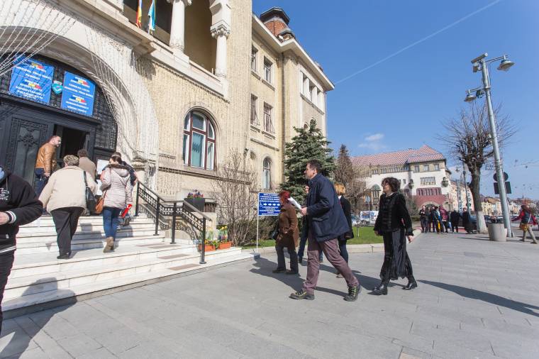 A hivatalokban dolgoznak, a buszok ünnepi menetrend szerint közlekednek