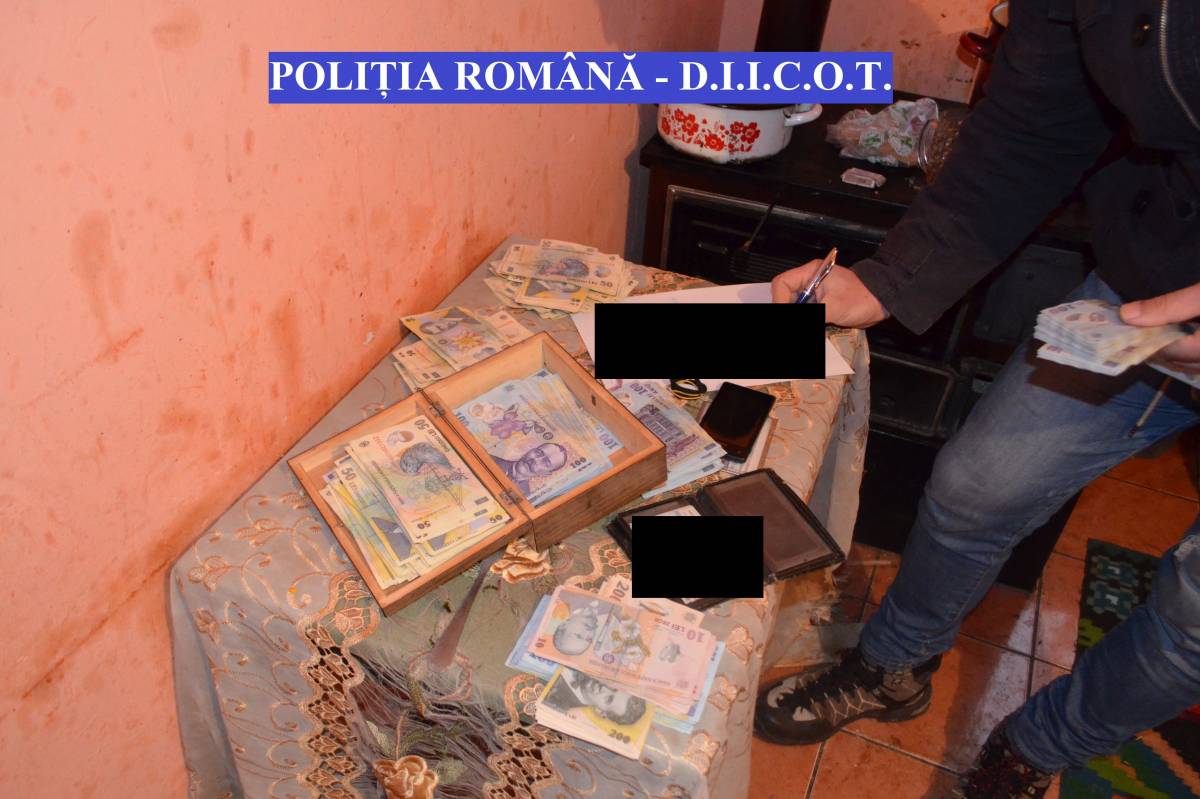 Nagy mennyiségű pénz is előkerült a házkutatás alatt &bullet;  Fotó: DIICOT