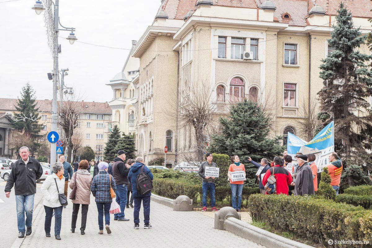 Csak a járdán és a prefektúra előtti kis parkosított téren lehet tüntetni. Archív •  Fotó: Boda L. Gergely
