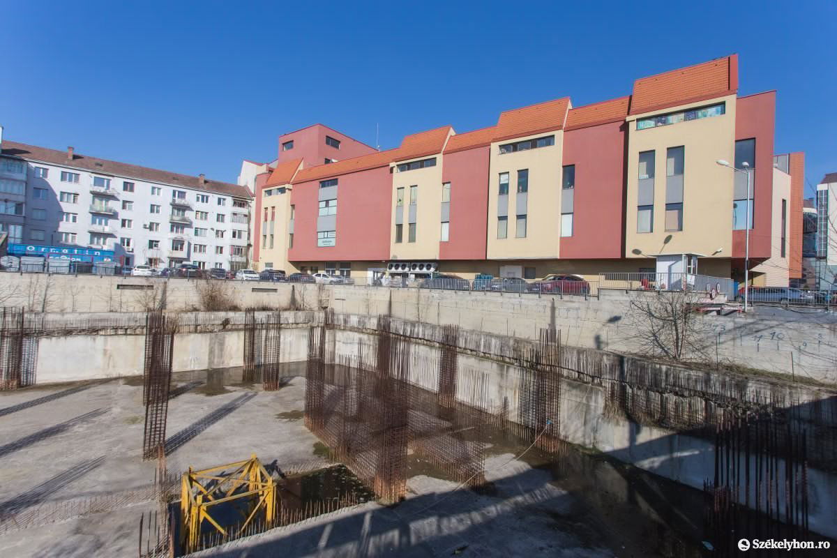 Egyelőre csak az alapjai láthatók a főtéri pláza második épületének &bullet;  Fotó: Boda L. Gergely