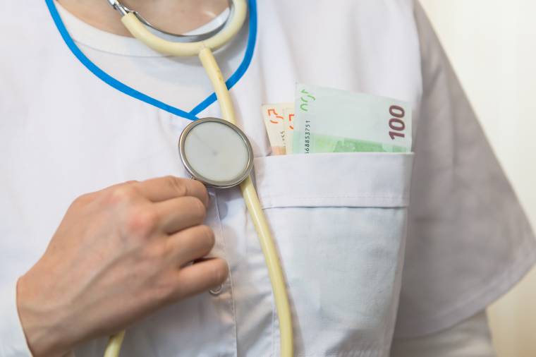 Vádat emeltek a hálapénz elfogadásán ért marosvásárhelyi orvos ellen