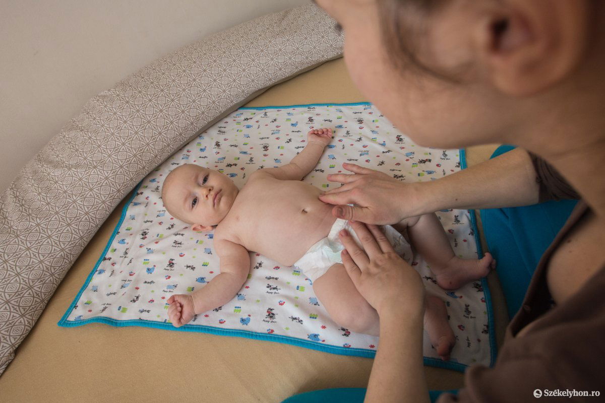 Sokan a görcsös újszülöttjük miatt foglalkoznak a babamasszázzsal •  Fotó: Boda L. Gergely