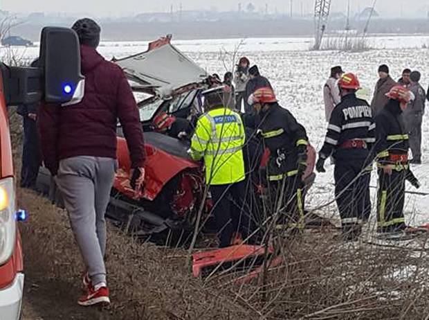 Lehajolt a cigarettáért, frontálisan ütközött – egy halott
