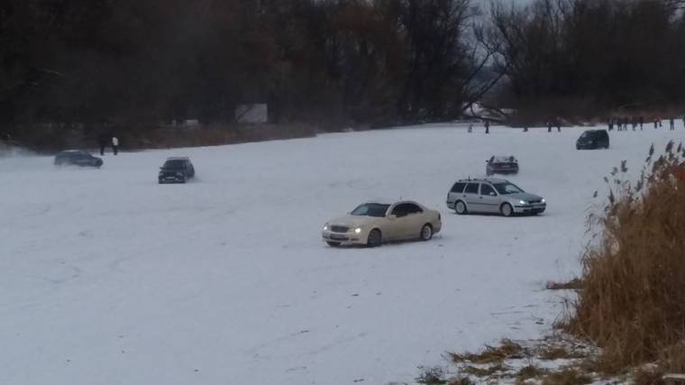 Autók a folyó jegén: veszélyes játékot űztek a sofőrök