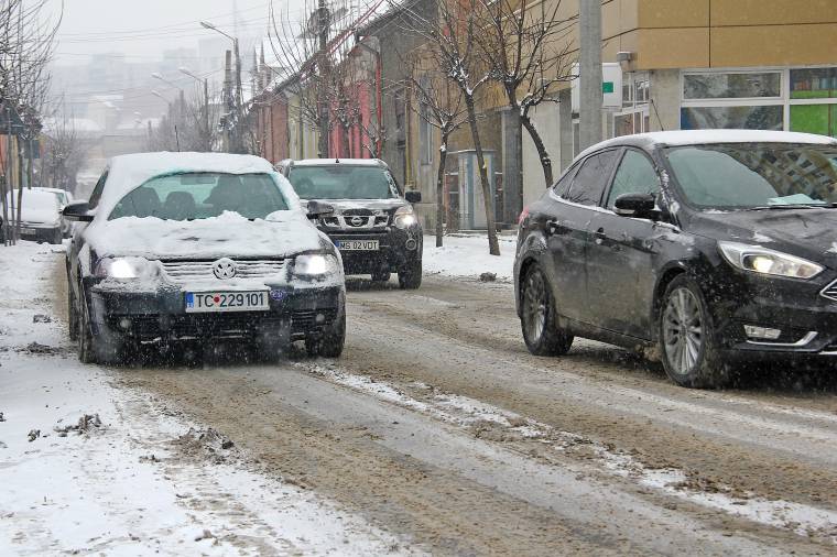 Araszolgatva közlekedtek az autók a Maros megyei utakon