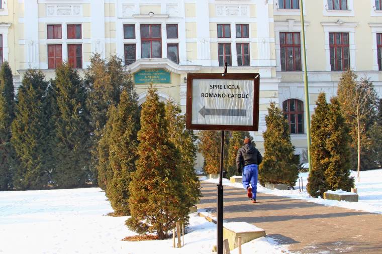 Van igazgatója a katolikus gimnáziumnak