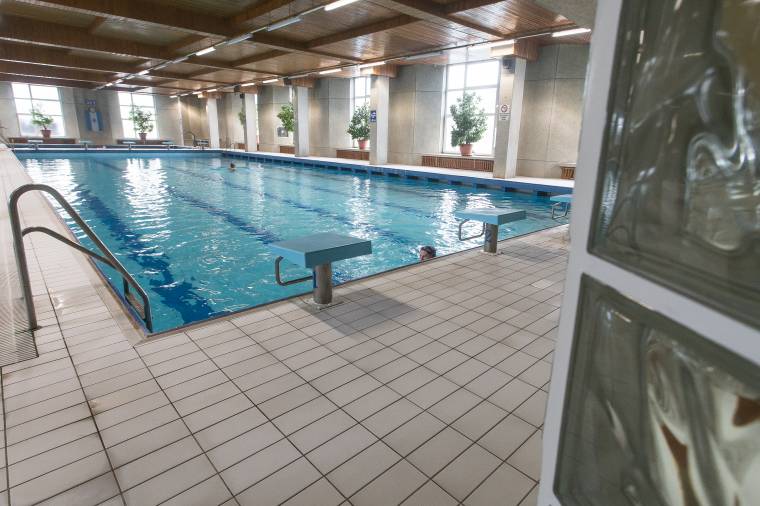 Lassan visszaszoknak a törzsvendégek a városi uszodába