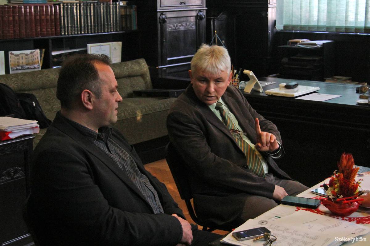 Hajdú Zoltán aligazgató és Mátéfi István igazgató szerint is lehetetlen 39 gyerekkel előkészítőt kezdeni &bullet;  Fotó: Haáz Vince