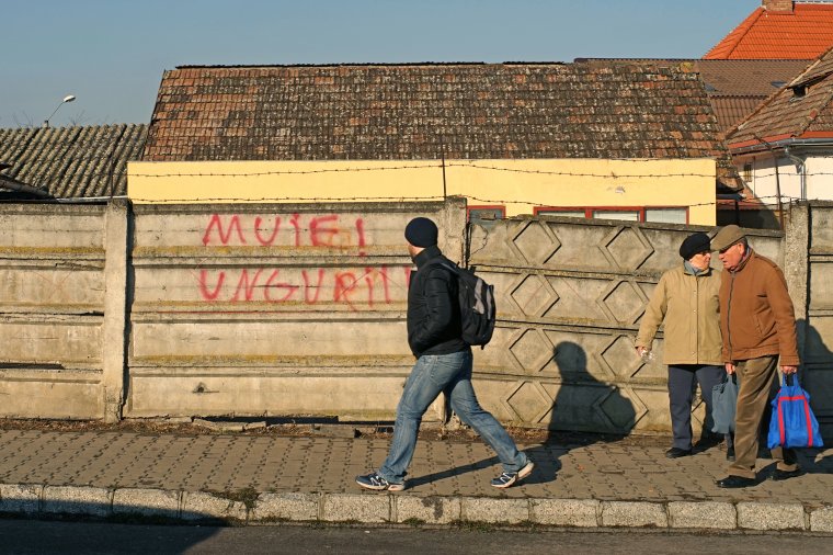 Kettős mércét alkalmaz a rendőrség: rekordidő alatt elfogják a romángyalázókat, bottal ütik a magyarellenesek nyomát