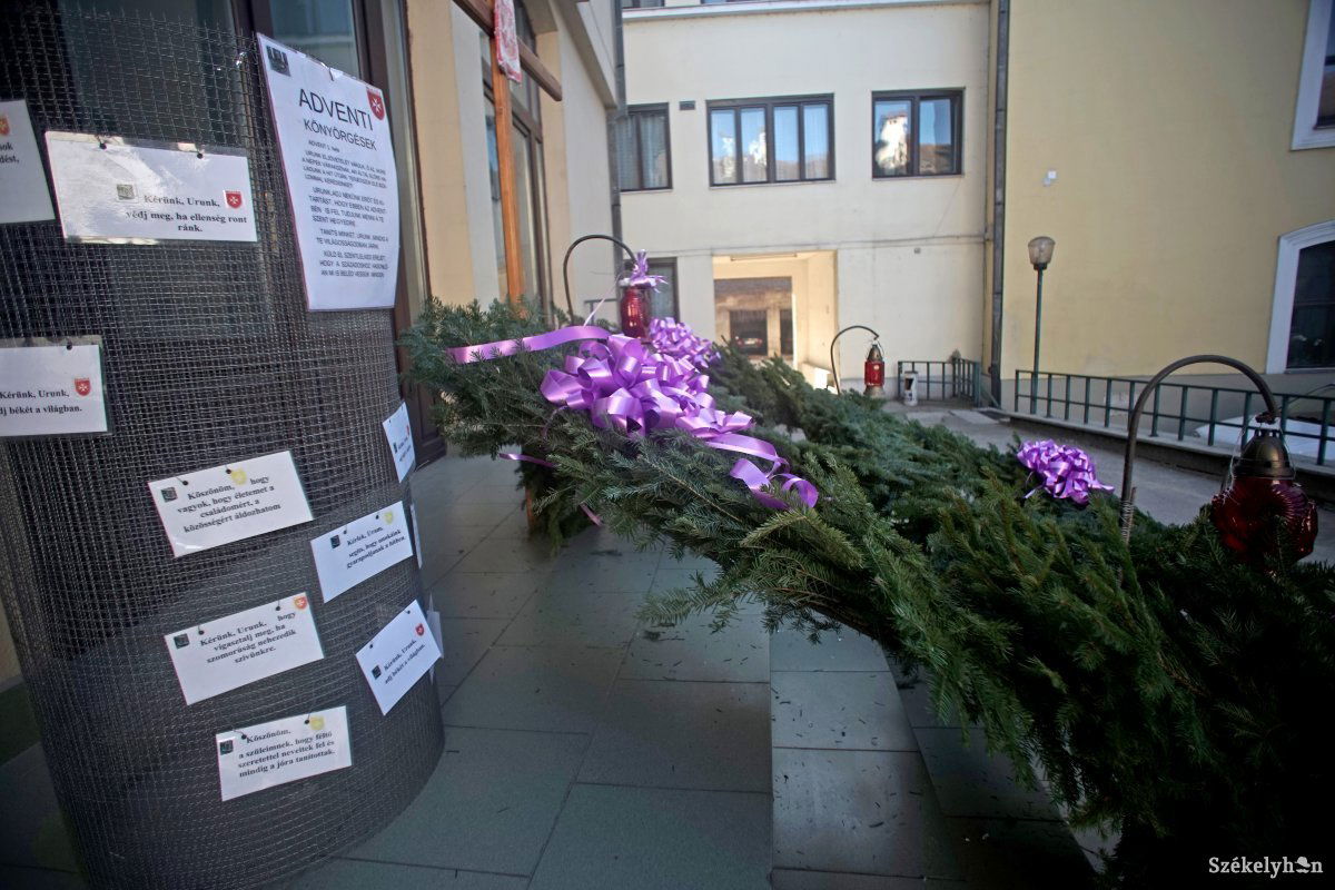 Marosvásárhelyen a Máltai Szeretetszolgálat adventi koszorúja a legnagyobb •  Fotó: Haáz Vince