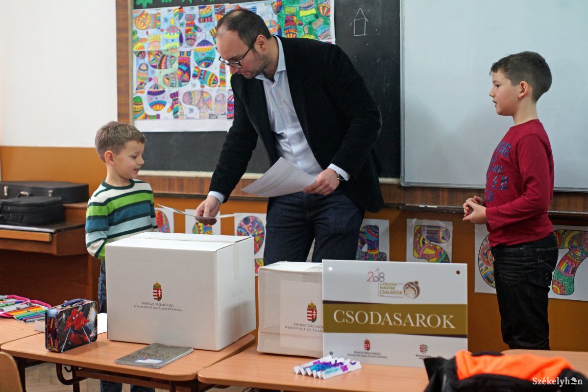 Bertalan Áron és Zalán díjátvétel közben. Osztályközösségük használja majd a csodasarkot •  Fotó: Haáz Vince