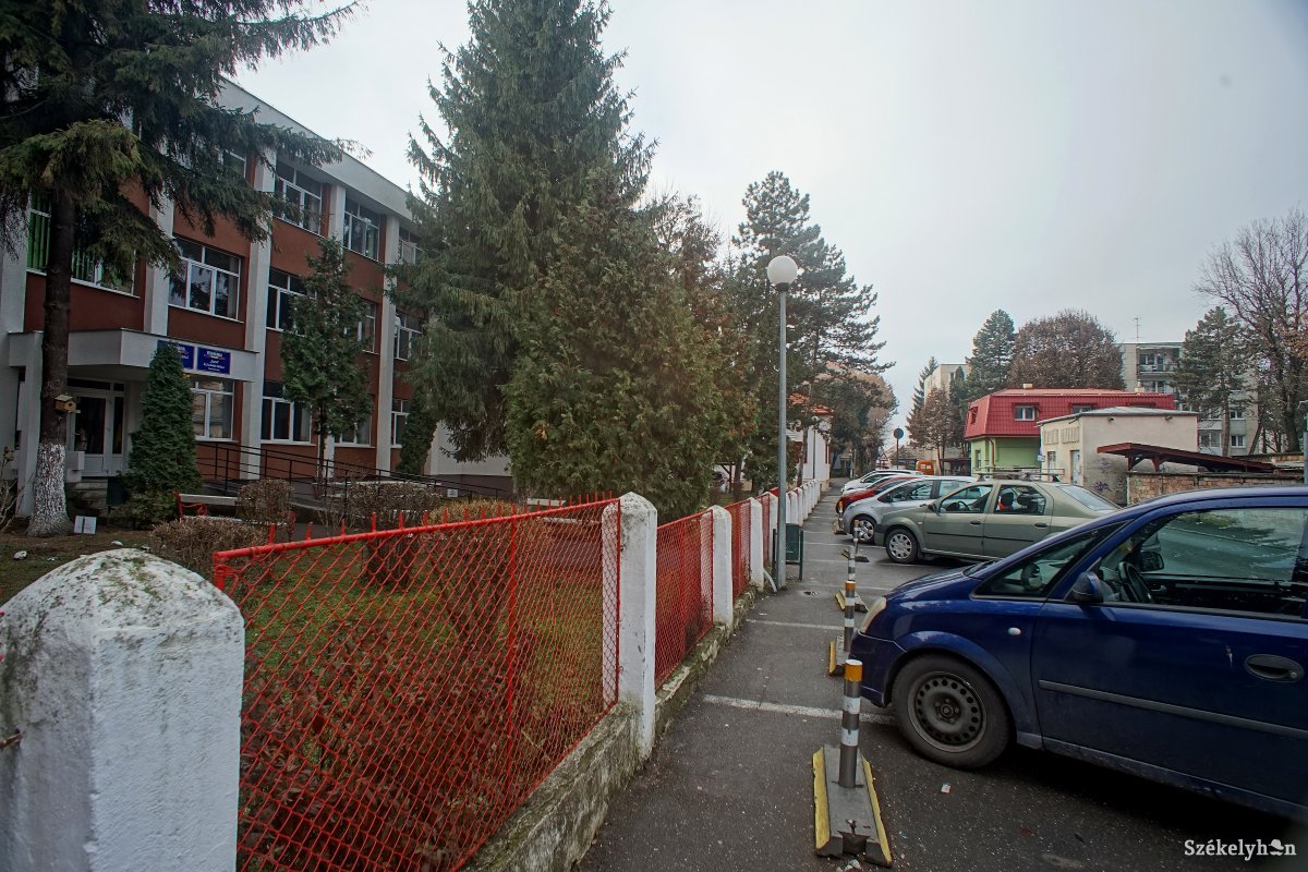 Eddig így nézett ki a Dacia iskola előtti járda –alig volt hely a gyalogos közlekedésre &bullet;  Fotó: Haáz Vince