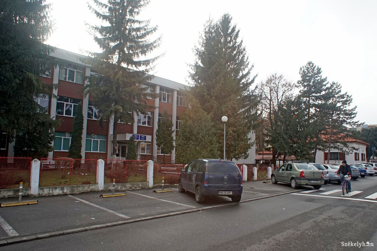 A Dacia Általános Iskola előtt hétközben rendszeresen az átjáróra parkolnak  •  Fotó: Haáz Vince