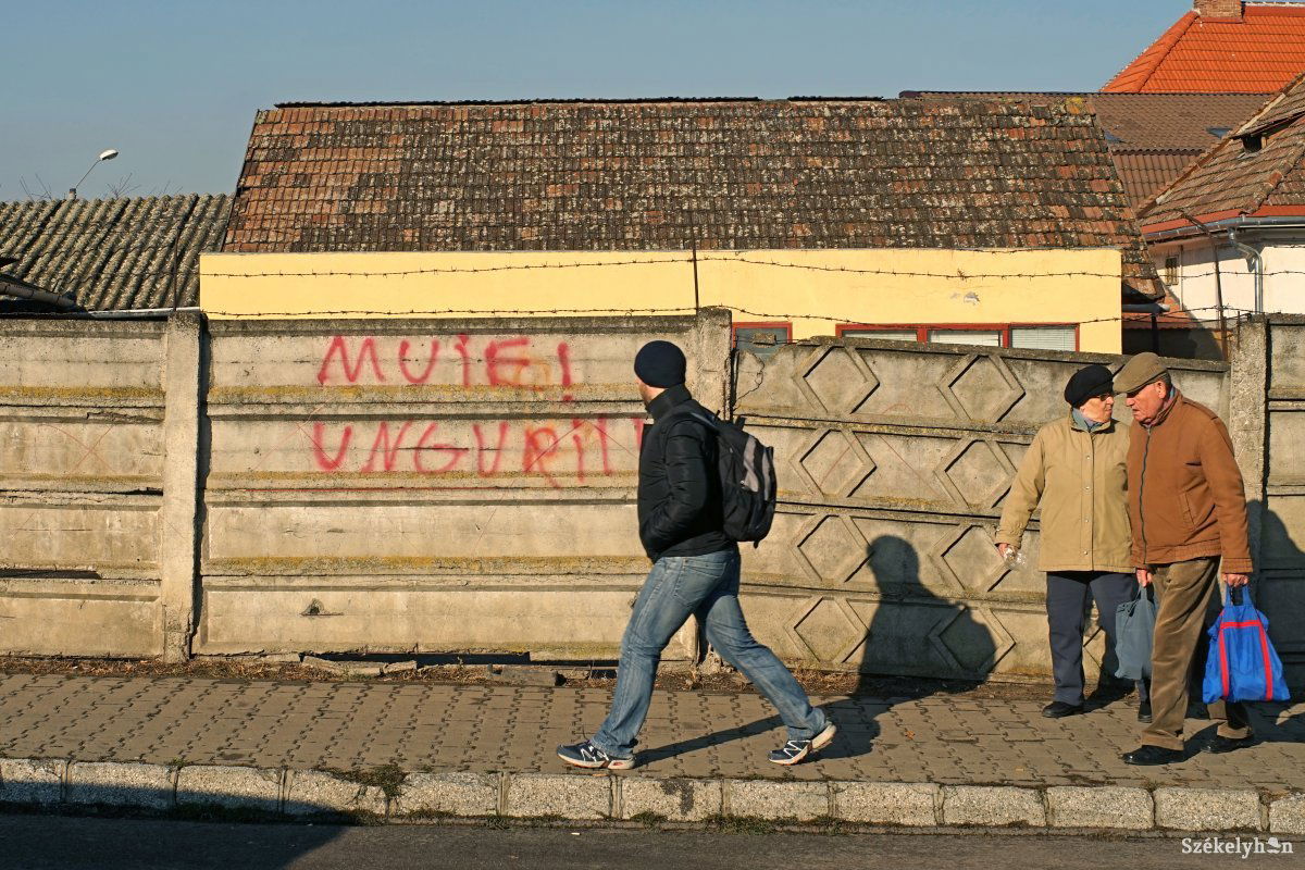 Hidegen hagyja a hatóságot. Az állami rendőrség még csak tudomást sem szerzett a magyargyalázó feliratról. •  Fotó: Haáz Vince