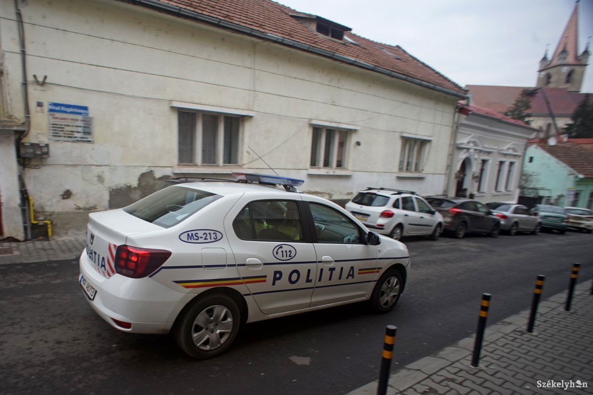 Felfordulást okozott a rendőrség épületében a 28 éves fiatalember. Sokba került neki az erkölcsi bizonyítvány kiváltása •  Fotó: Haáz Vince