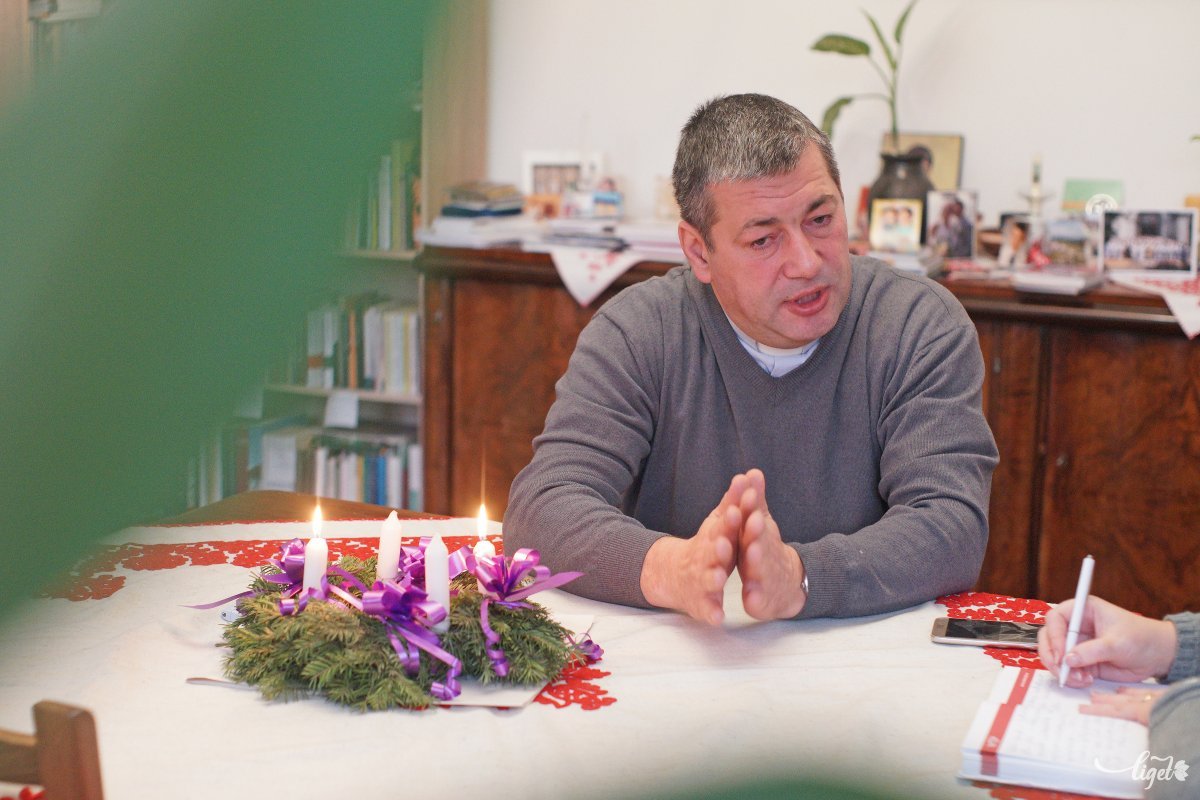 Sebestyén Péter: számomra ez egy tanulási folyamat, szenvedélyes játék is, ami a papi szolgálatnak a szerves része lett, de ugyanúgy ott van a székely, a papi, a hívő énem ebben •  Fotó: Haáz Vince
