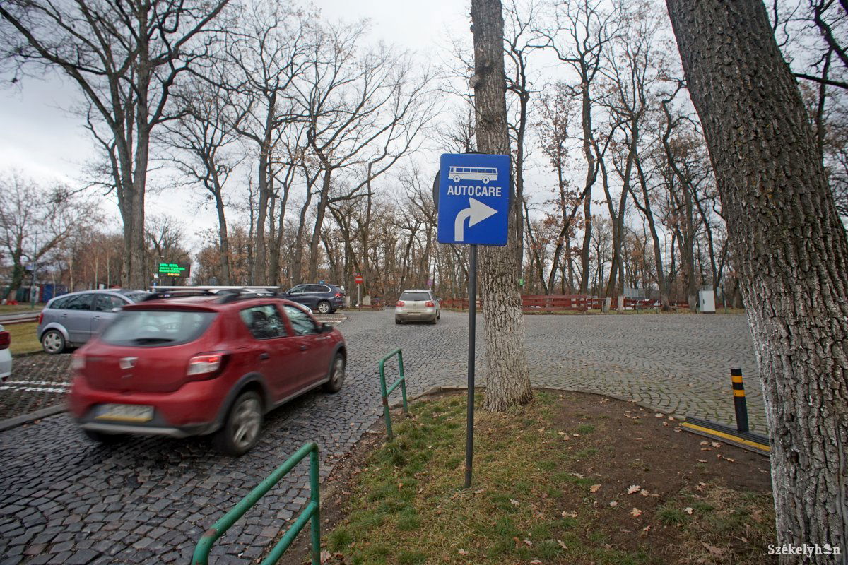 Több száz parkolóhely van a Somostetőn •  Fotó: Haáz Vince