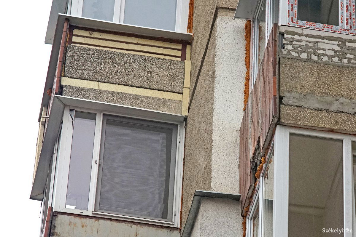 Az erkély díszítőelemeiből zuhant egy darab a földre •  Fotó: Haáz Vince