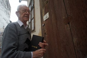 Száz éve ugyanolyan: könyvkötő műhely a Sáros utcában