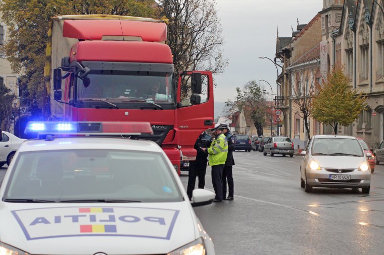 Személy- és teherfuvarozókat ellenőrzött a rendőrség