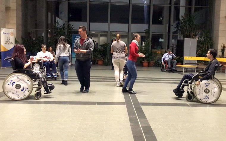 Civil szervezetek és kórházi részlegek kaptak új tolószékeket a jótékonysági bál bevételéből