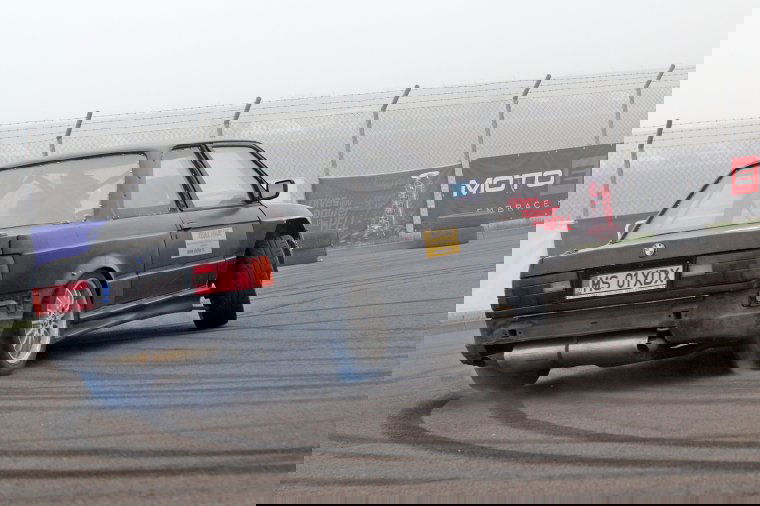 Aki beadatja az oltást, azt elviszik egy körre a versenypályán