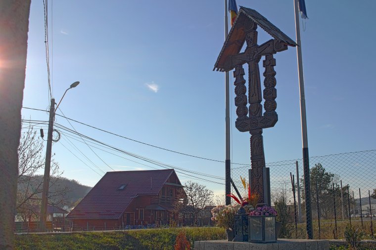Szaporodnak az út menti bizánci keresztek – a magyar többségű községek vezetői szemet hunynak a törvénytelen terjeszkedés felett