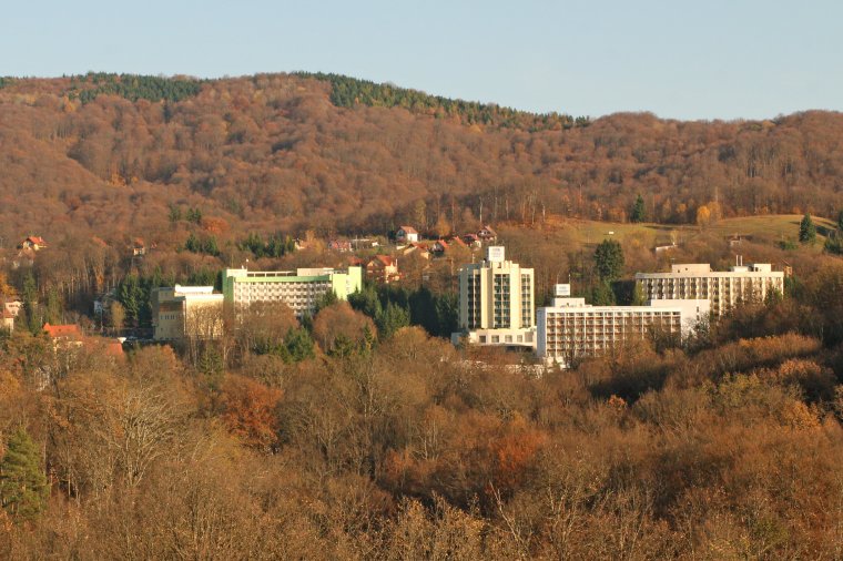 Szabadtéri színpad és parkosítás a turistákért