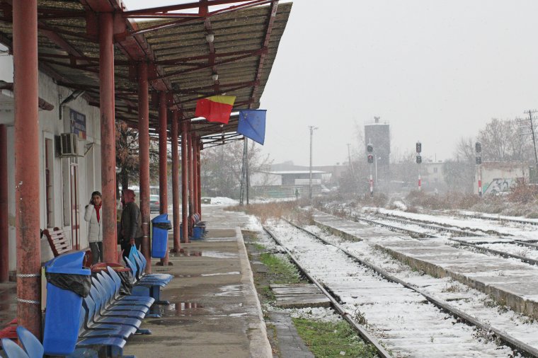 Sínre dőltek a fák több helyen, szünetelt a vasúti forgalom Marosfő és Csíkszentdomokos között