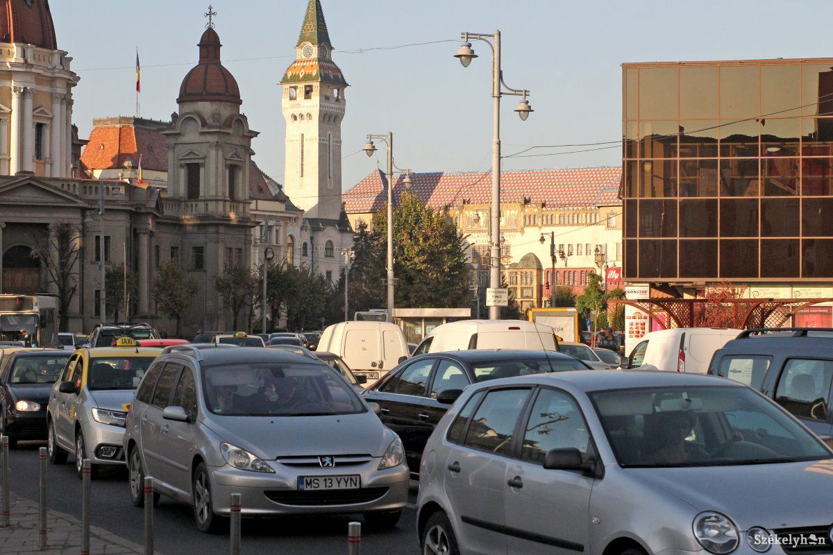 Autók Marosvásárhely főterén. Nehéz lesz kiszorítani a gépjárműforgalmat •  Fotó: Haáz Vince