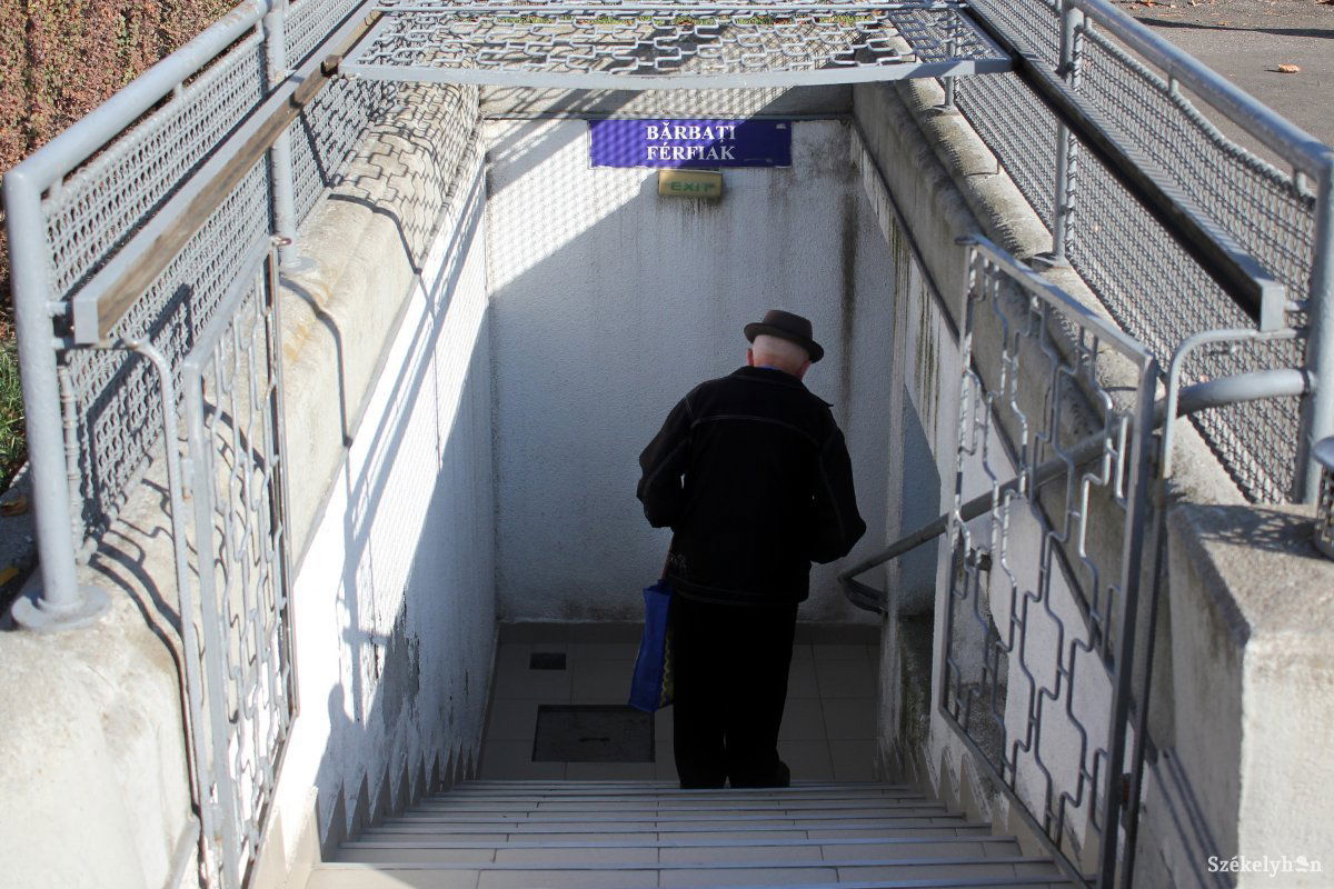 Marosvásárhelyen a Rózsák terénél is lehet közvécét használni •  Fotó: Haáz Vince