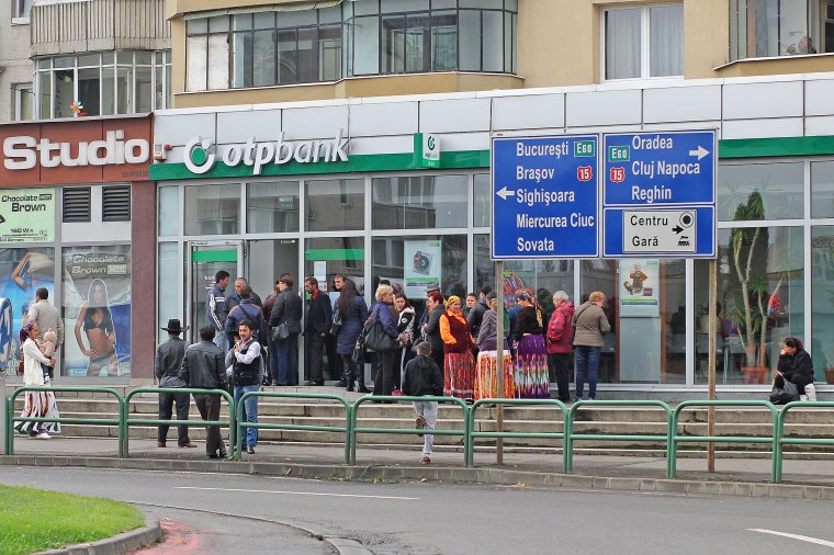 Kígyózó sorok, zsúfoltság, akár több órás várakozás az OTP Bankoknál