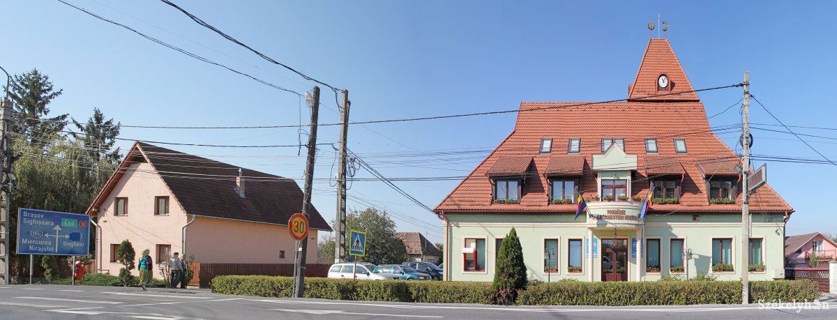 Az ákosfalvi községháza ötvözi a székely építészeti stílust a modern architektúrával •  Fotó: Haáz Vince