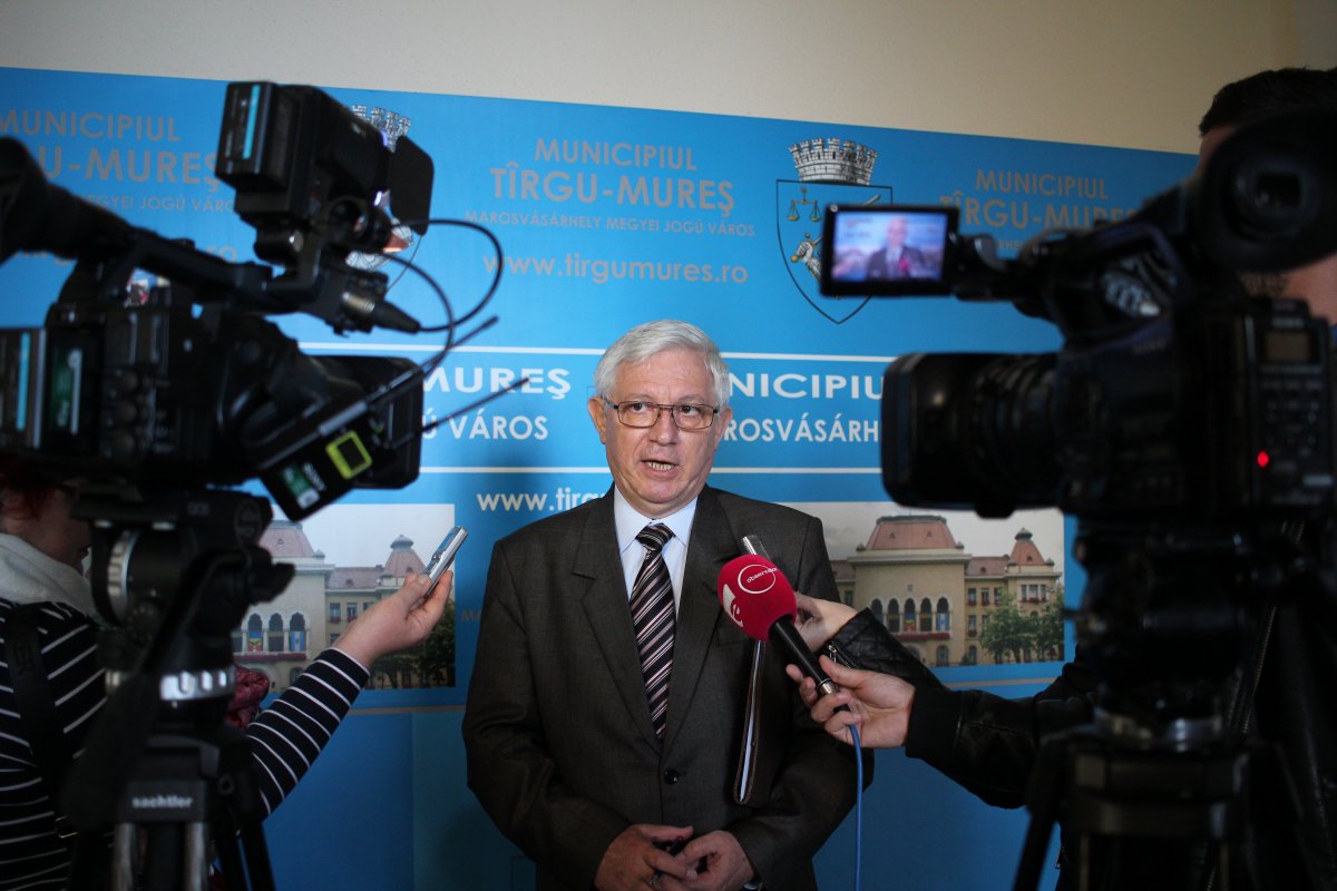 Makkai Gergely alpolgármester újságírók gyűrűjében. Kinek a malmára hajtja a vizet? &bullet;  Fotó: Haáz Vince