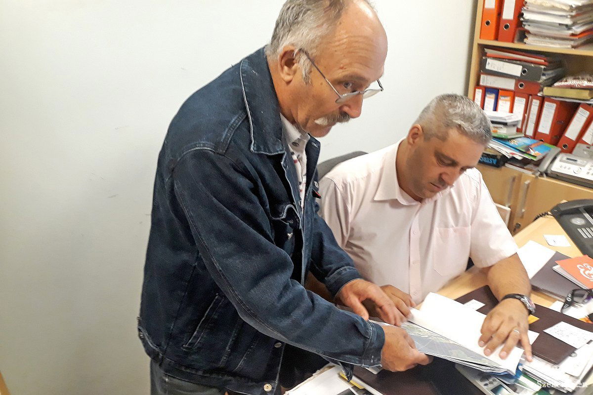 Marosszentgyörgy polgármestere és a helyi önkormányzat mezőgazdasági referense. Nem tudnak tenni a védelmi minisztérium térhódiátsa ellen •  Fotó: Szucher Ervin