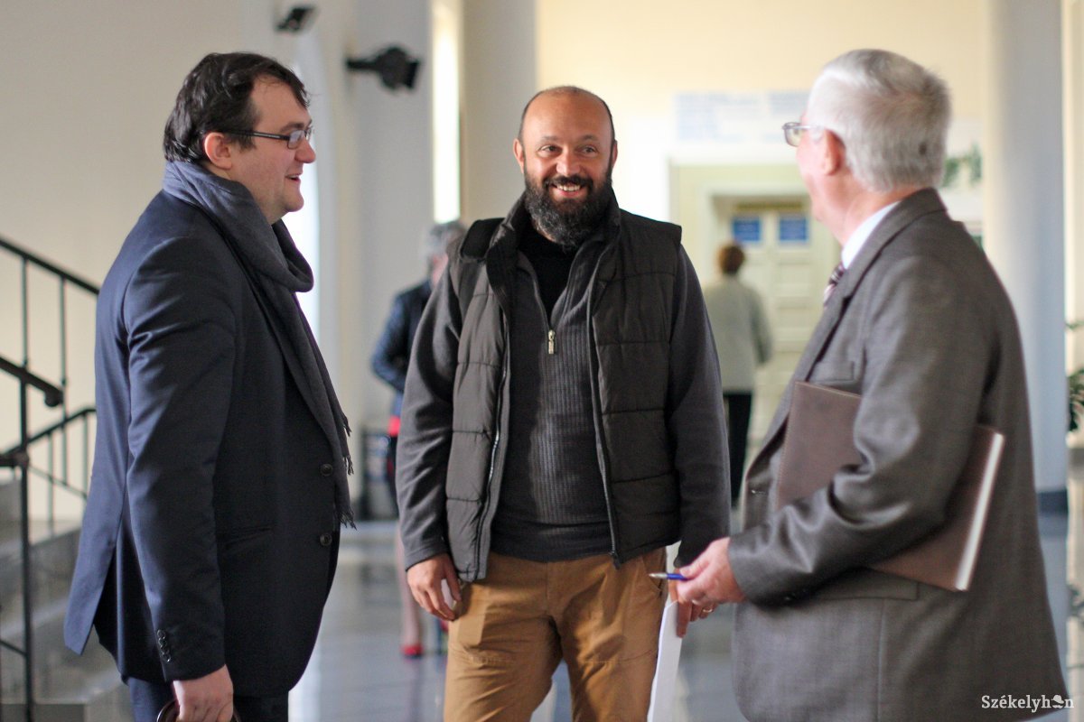 A városházán egyeztetett a teendőkről Harmath István szobrász (középen) •  Fotó: Haáz Vince