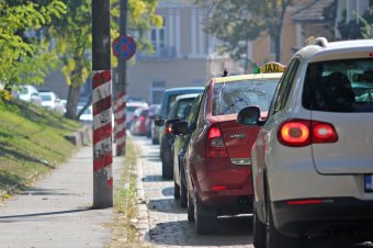 Kitiltaná bizonyos övezetekből vagy díjfizetésre kötelezné a szennyező autókat egy tervezet – A PSD máris visszakozik
