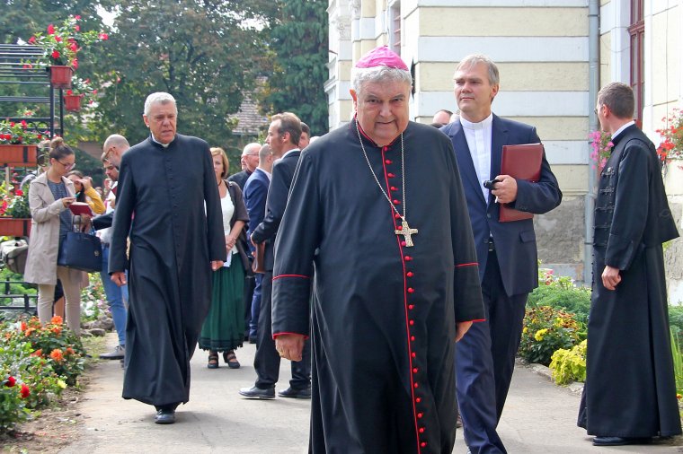 A templomban, majd az iskolaudvaron nyitotta meg a tanévet az újraalapított marosvásárhelyi katolikus gimnázium