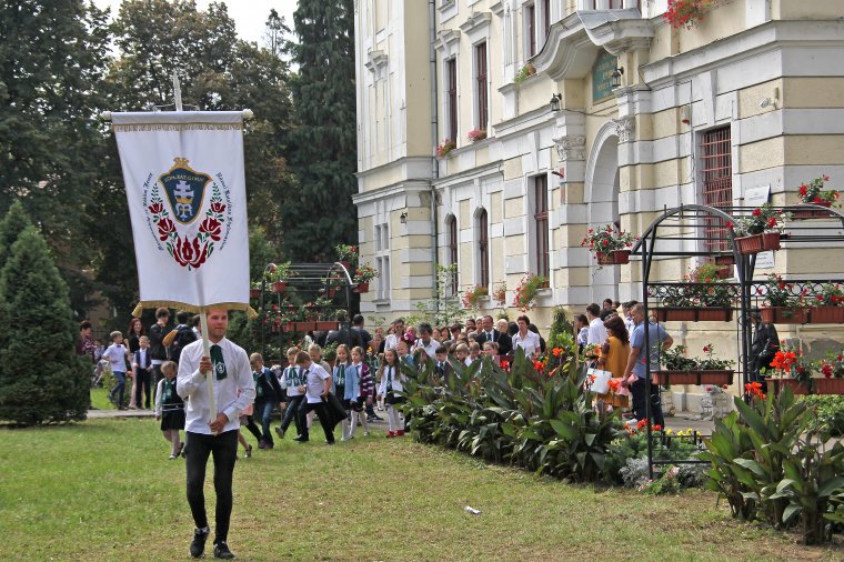 Lehetőséget biztosítanak a tanulóknak arra, hogy átiratkozzanak a katolikus iskolába