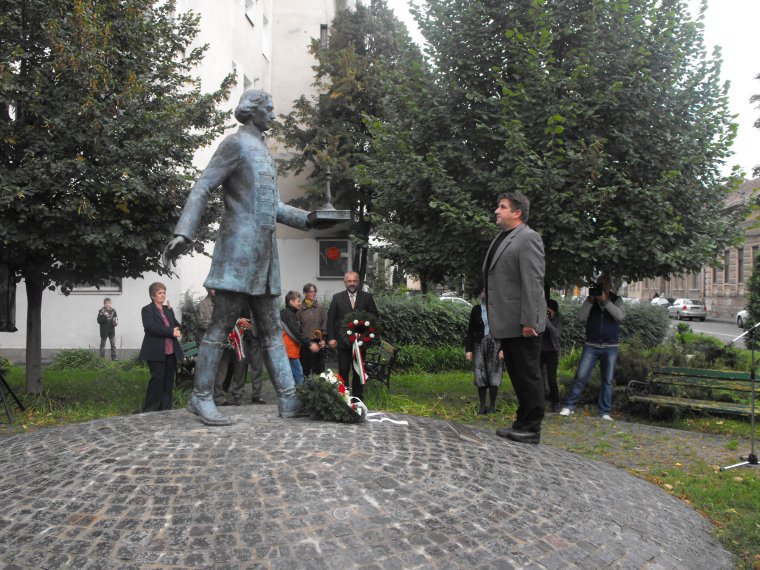 Spiró György üzenetét tolmácsolják Aranka György szobránál
