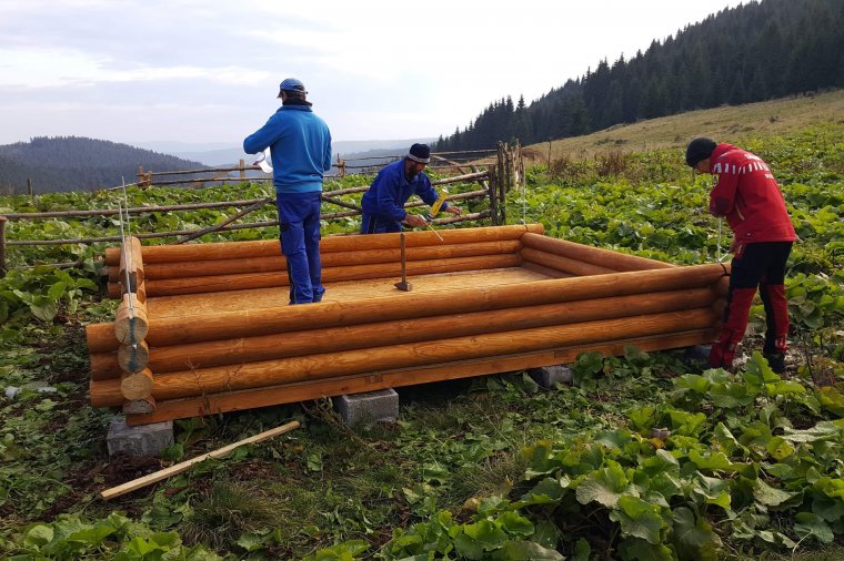 Épülnek az első menedékházak a Kelemen-havasokban