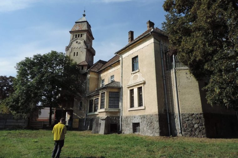 Felírták neveiket az „emlékek falára” a maroshévízi kastélyban születettek