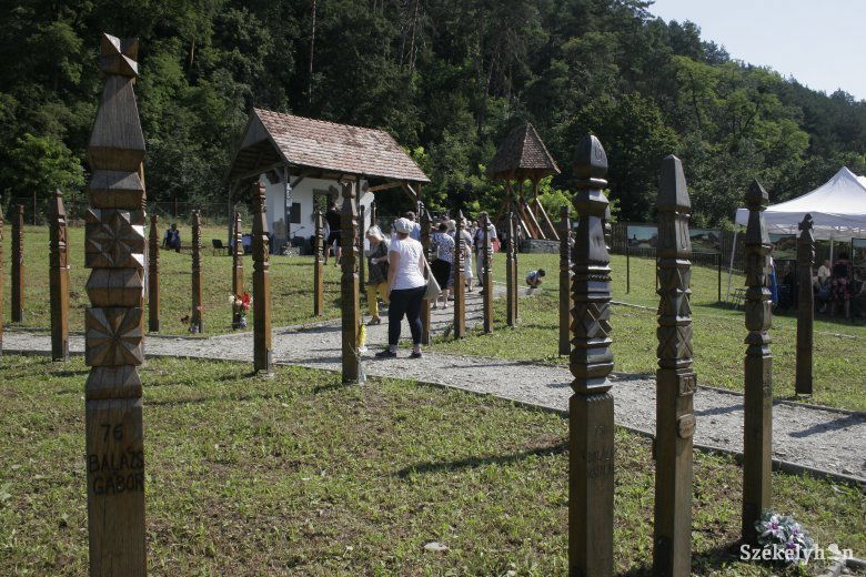 A Siratófal a múltat, a kopjafafalu a jelent, a harangláb a jövőt mutatja •  Fotó: Gálna Zoltán