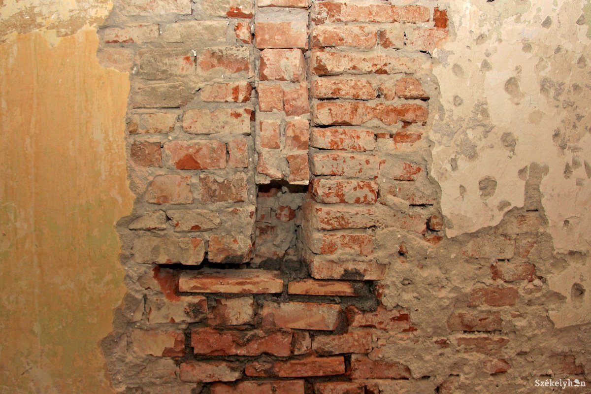 „Összeszőtt” iskolafalak. Mérnöki beavatkozást igényelt az egyik legrégebbi, több mint kétszáz éves szárny &bullet;  Fotó: Haáz Vince