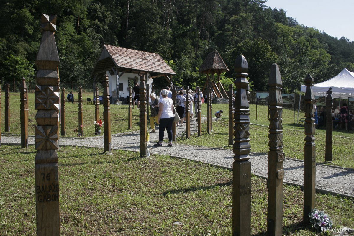 A Siratófal a múltat, a kopjafafalu a jelent, a harangláb a jövőt mutatja •  Fotó: Gálna Zoltán