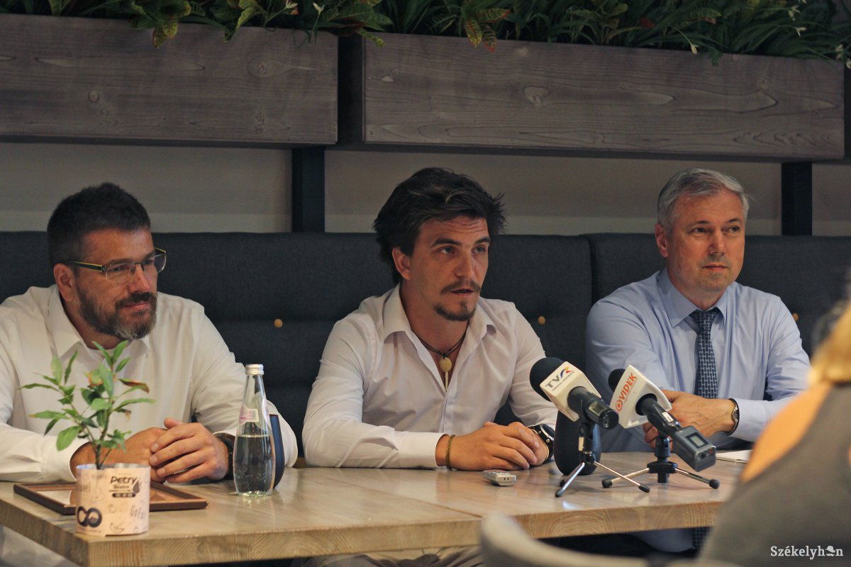 Tamás Örs társtulajdonos, B. Szabó Zsolt és Péter Ferenc. Bemutatták az alkalmazást •  Fotó: Haáz Vince