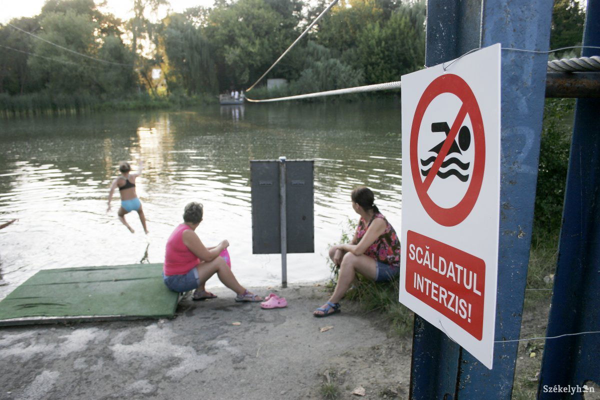 Tesznek rá. Hiába a tiltás, hiába életveszélyes, sokan mégis megmártóznak az erdélyi folyókban, tavakban •  Fotó: Gálna Zoltán